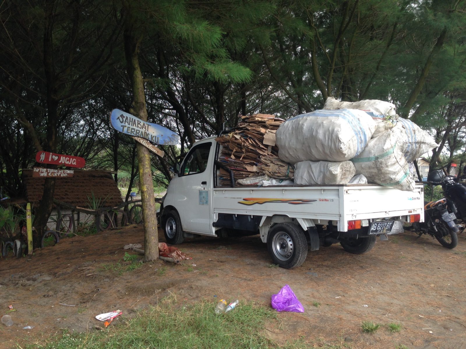 Truck, der den Abfall zum Müllunternehmer bringt © Lena Keller-Bischoff
