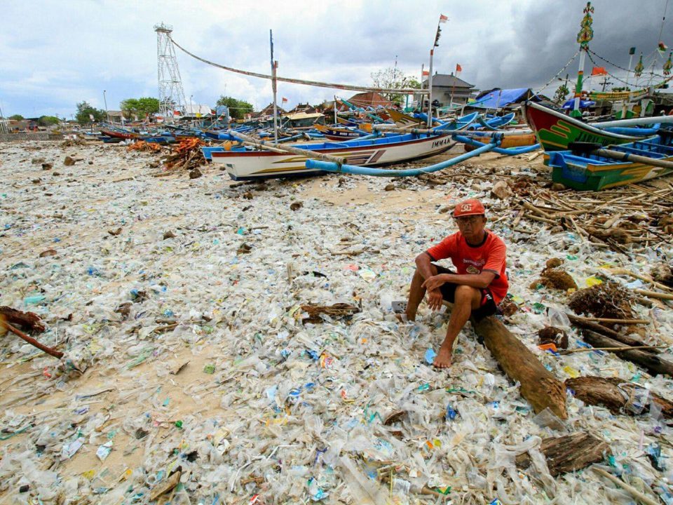 Der Kerobokan Strand in Bali zur Regenzeit: eine Flut an (Plastik-) Müll © ROLE Foundation