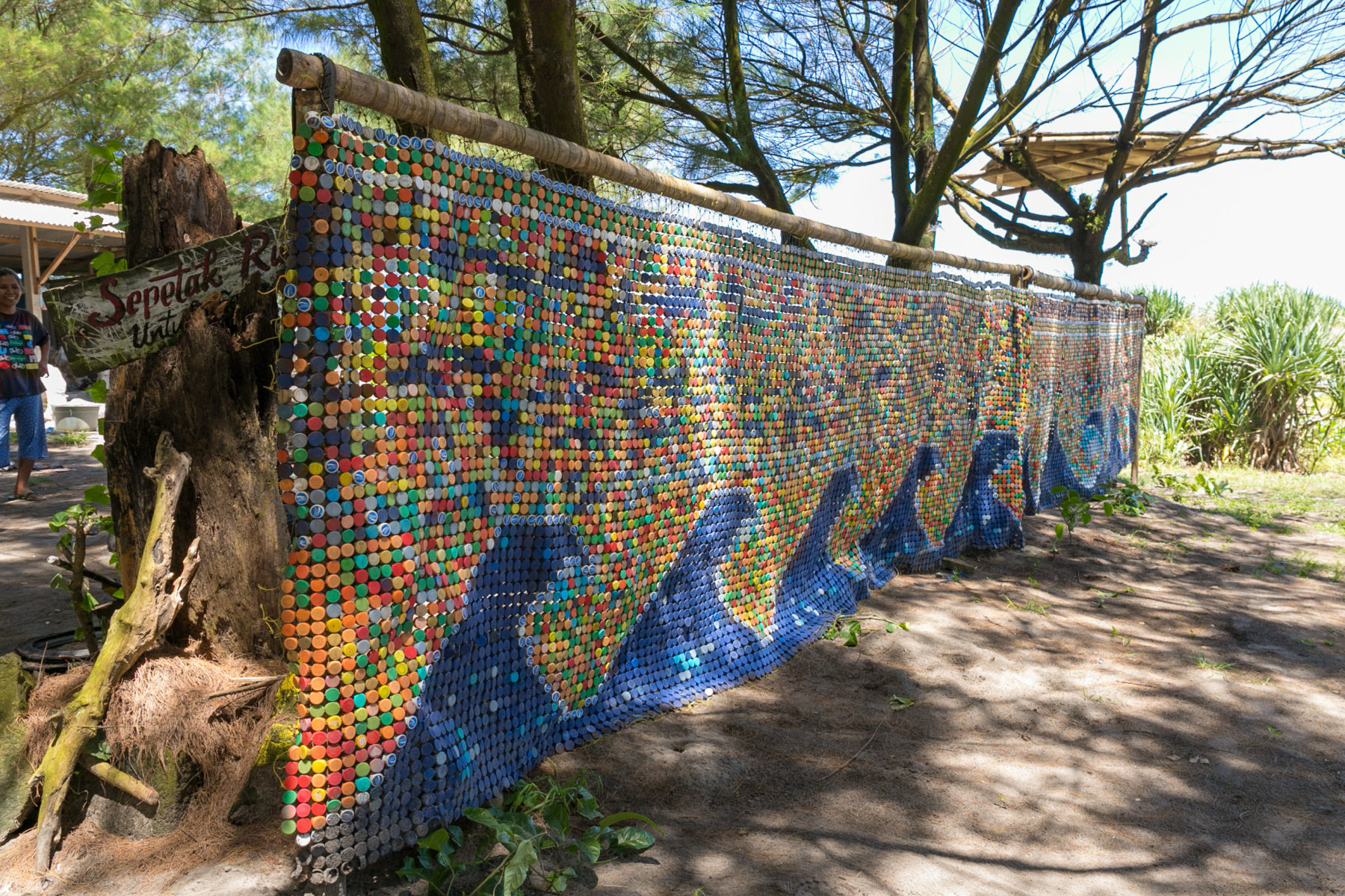 Kunst aus Plastikdeckeln © Rüdiger Bischoff