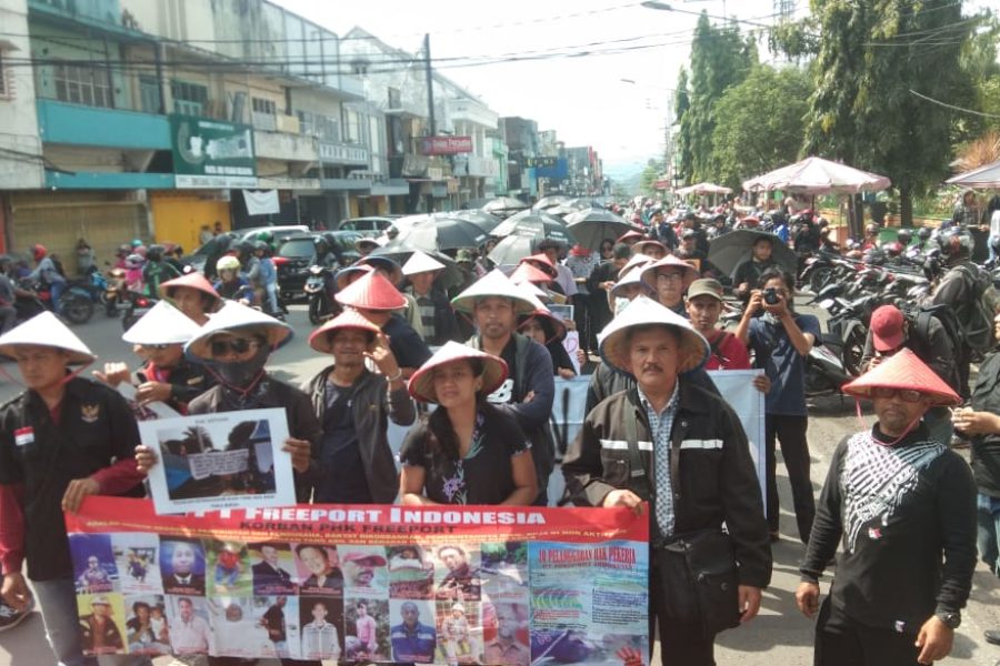 Am 1. Mai 2019 demonstrierten 68 Arbeiter*innen aus Malang (Ostjava) und Umgebung gemeinsam mit verschiedenen Organisationen Studierender. Die Arbeiter*innen wurden im Jahr 2017 illegalerweise von Freeport McMoRan entlassen. Forderungen an den Präsidenten beinhalteten, dass die brutalen und illegalen Vorgehensweisen Freeports bei den Entlassungen aufgeklärt und den Arbeiter*innen ihr Recht zugesprochen werden sollen. Die Kundgebung fand vor dem Rathaus in Malang statt. © Tri Puspital