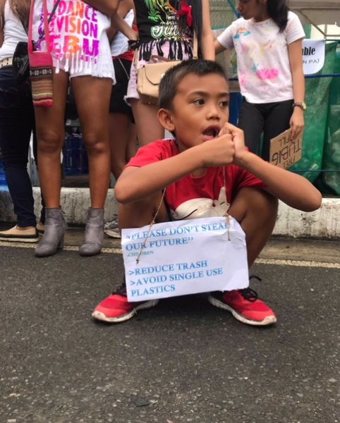 „Please don’t steal our future“ – So macht dieser kleine Junge die Besucher*innen des Festivals auf bewussten Plastikkonsum aufmerksam © Alieth Bontuyan