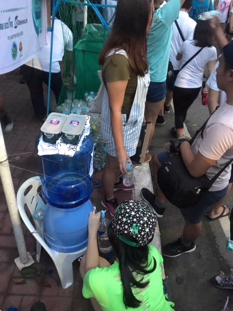Wasserzapfen beim Stand der Sinulog Refill Revoultion © Alieth Bontuyan