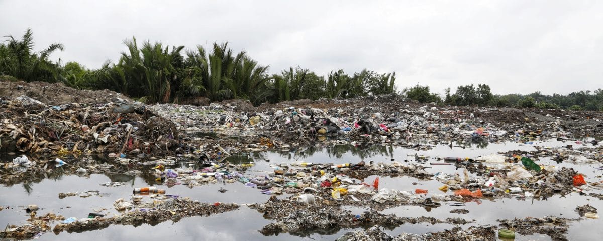 Plastikmüll vor einer Palmölplantage © Greenpeace Malaysia