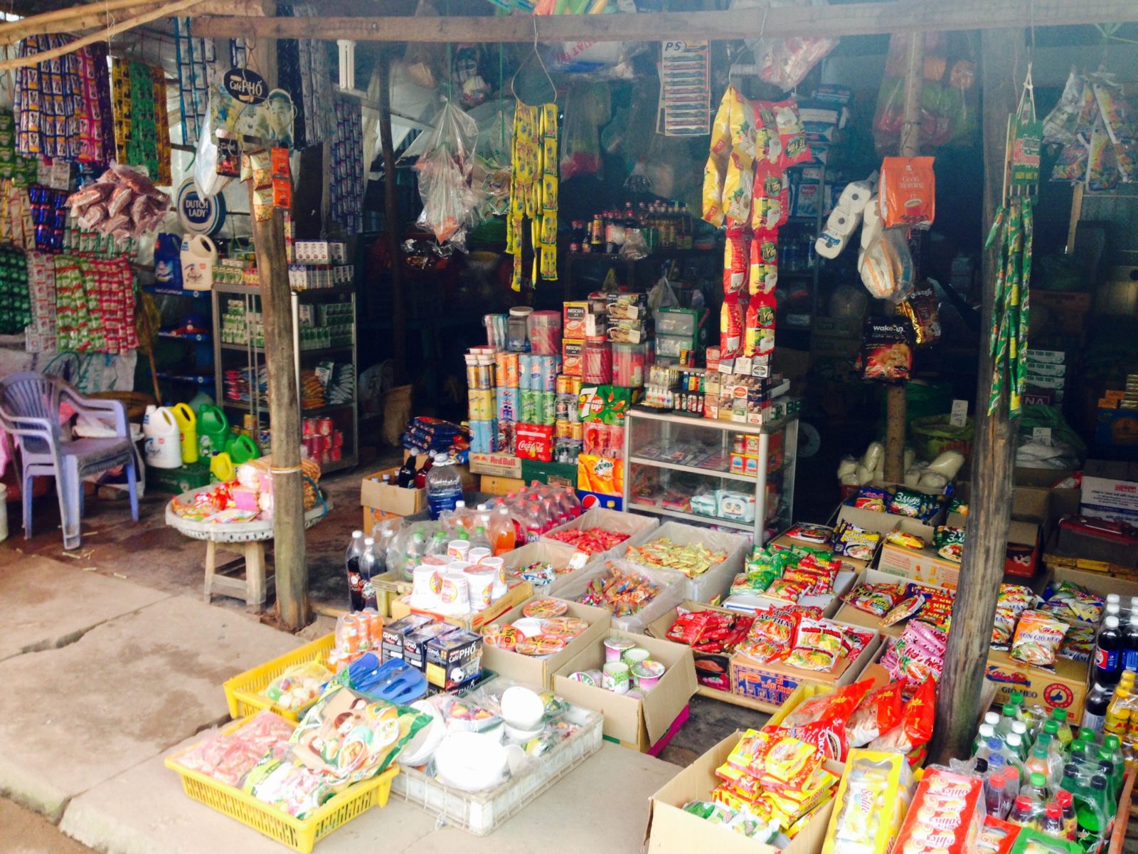 Reichlich Plastik im Angebot: Ein typischer Gemischtwarenladen in Vietnam © Heide Kerber