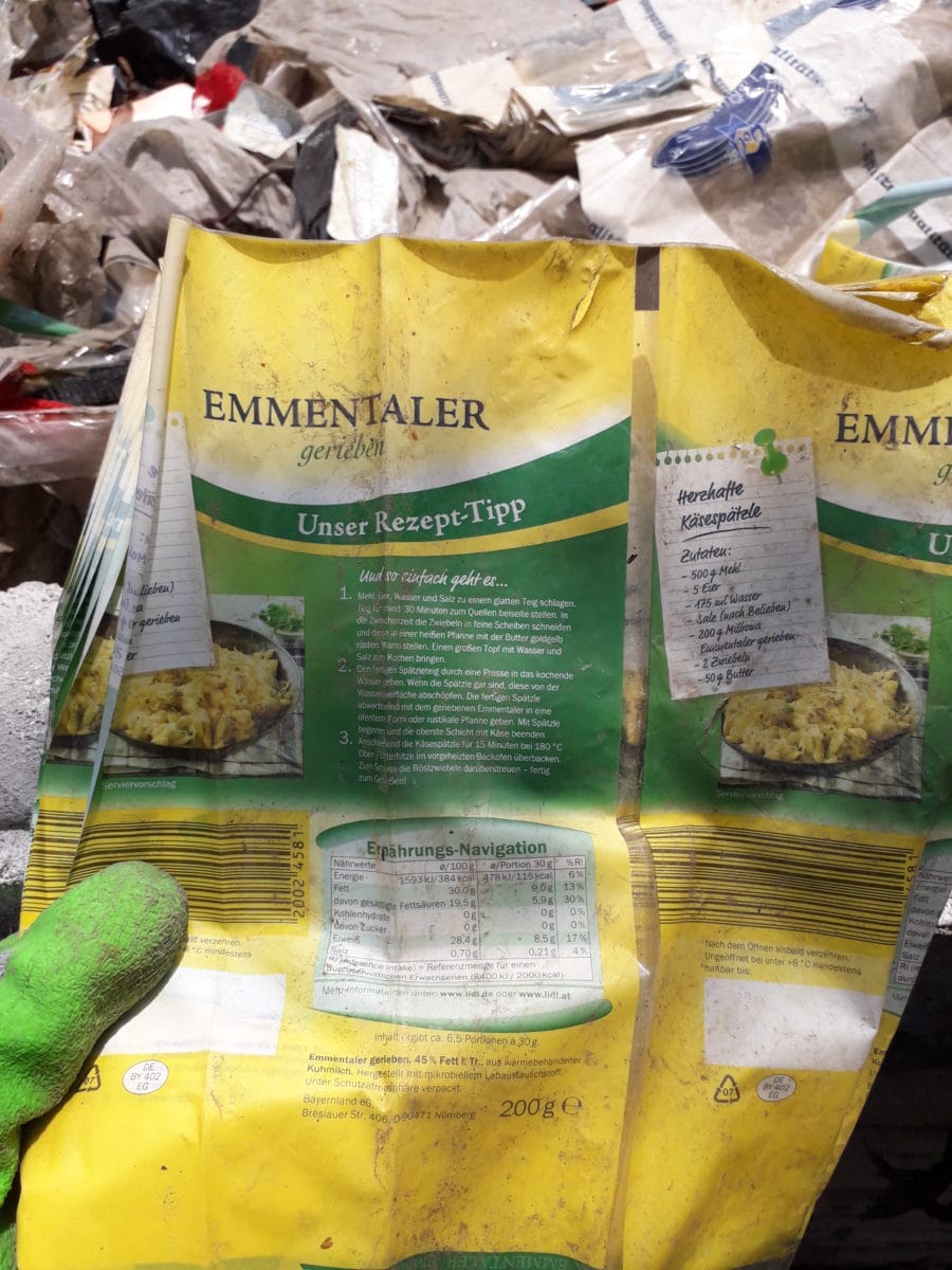 Zwischen den Überresten von verbranntem Plastikmüll finden sich auch deutsche Verpackungen © Janis Wicke