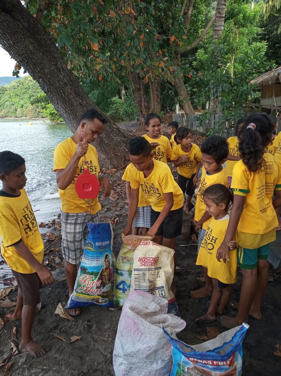 Die gesammelten Plastikabfälle werden direkt vor Ort sortiert © Kristian Gäckle