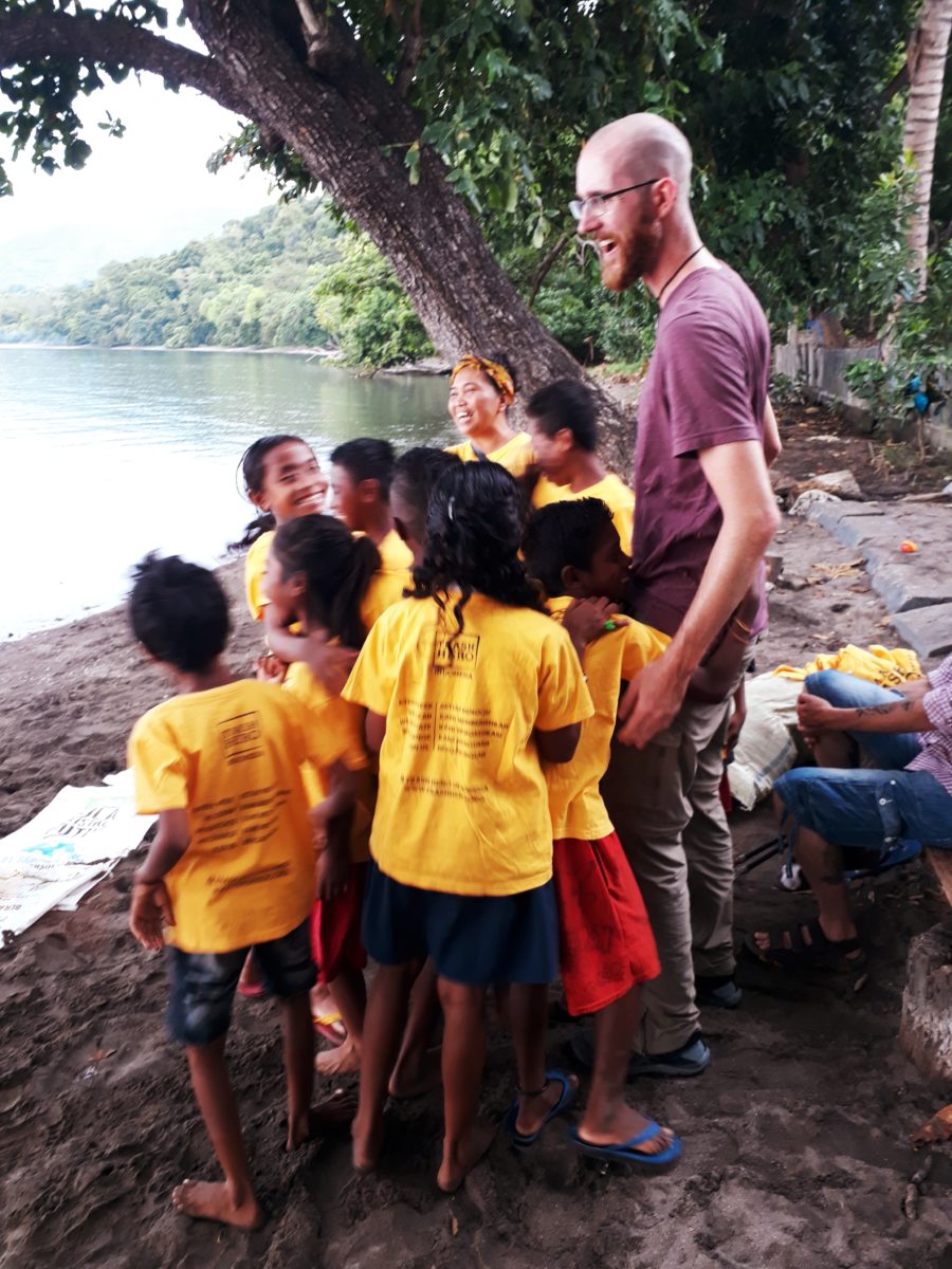 Auch Kristian Gäckle ist während seines Aufenthalts in Indonesien in die Arbeit der Trash Heros miteinbezogen worden © Kristian Gäckle