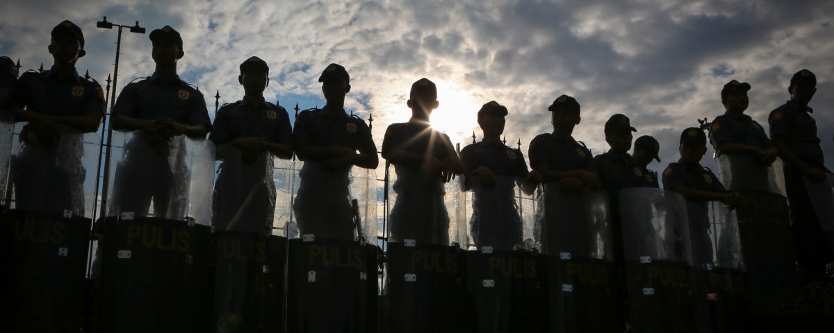Polizisten bei der Demonstration zum 46. Jahrestag des Kriegsrechts in Luneta, Manila © Raffy Lerma