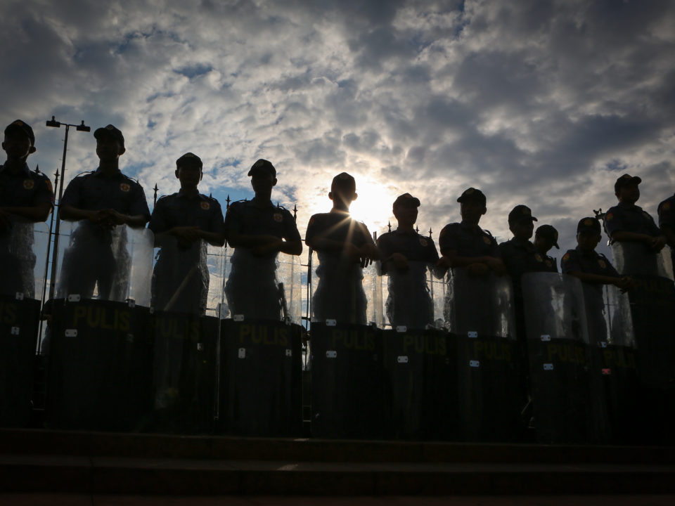 Polizisten bei der Demonstration zum 46. Jahrestag des Kriegsrechts in Luneta, Manila © Raffy Lerma
