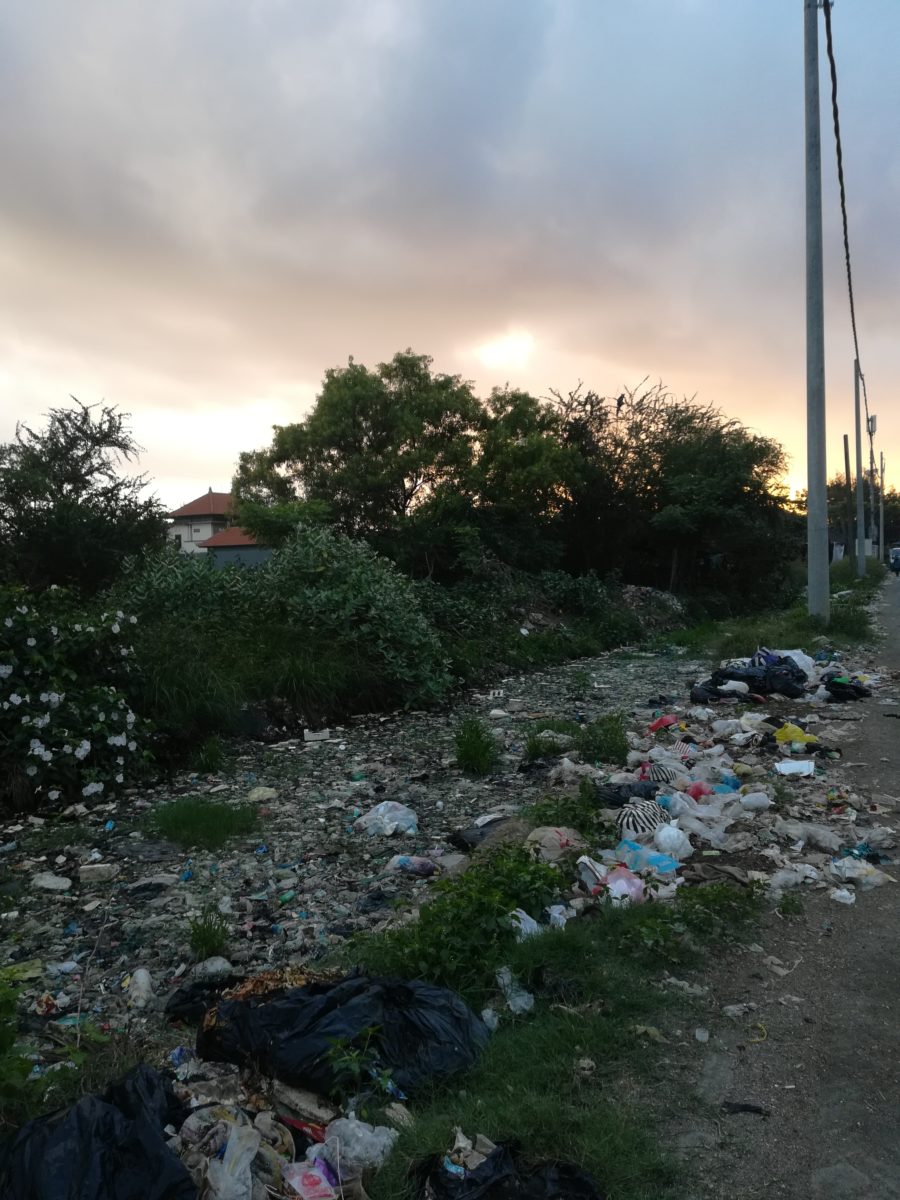 Ein Bach in der Nähe der Suwung Deponie voller Abfälle © Svenja Hübinger