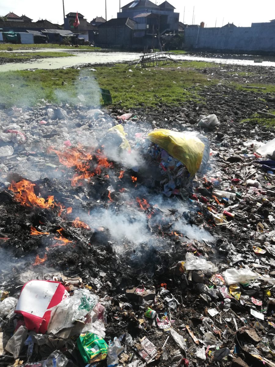 Ein unkontrolliertes Verbrennen von Plastikabfällen ist Umwelt- und gesundheitsschädigend © Svenja Hübinger