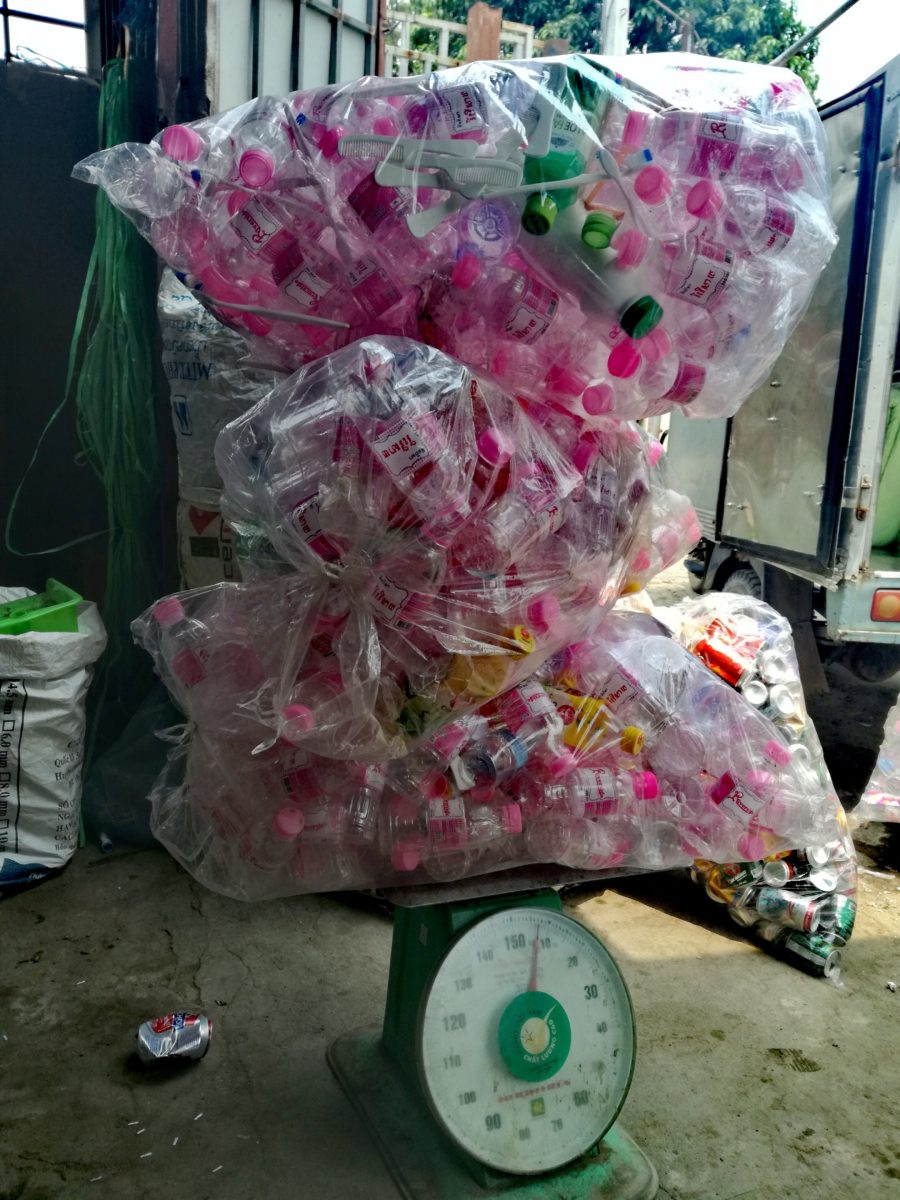 Am Ende eines langen Tages wird im Depot das Gesammelte gewogen © Kathrin Eitel