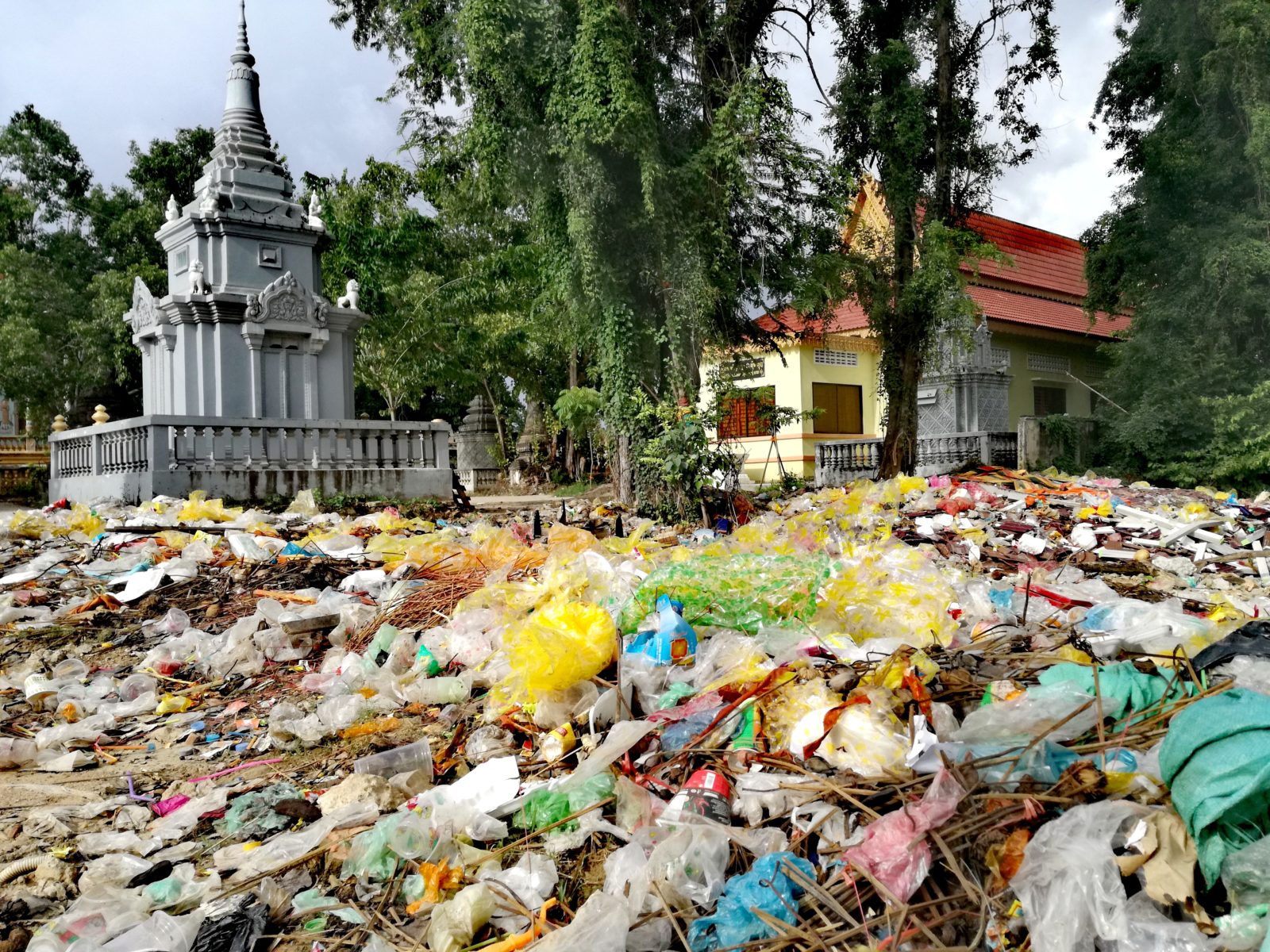 Wild dumping direkt vor einer Pagode im Nordwesten Phonm Penhs © Kathrin Eitel