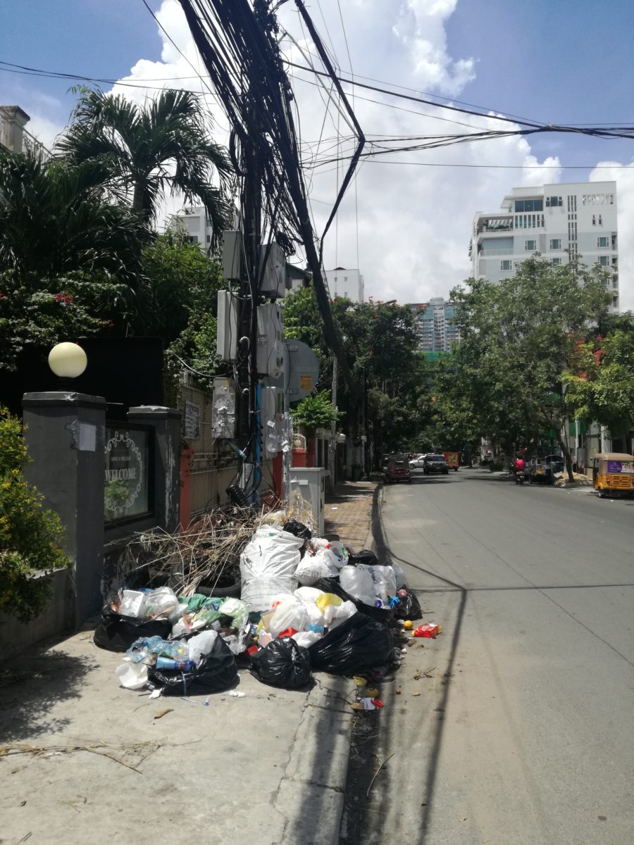 Nicht immer sieht es um die als Mülleimer fungierenden weißen Styroporbehälter so sauber aus © Kathrin Eitel