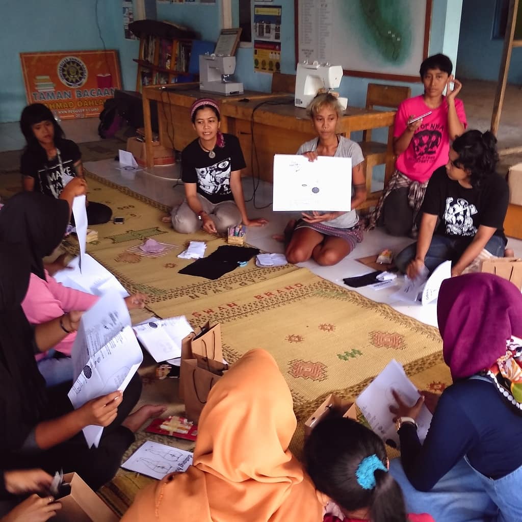 Ani (Biyung) und Mila (NNB) beim Workshop zum Nähen von waschbaren Monatsbinden © Biyung/NNB