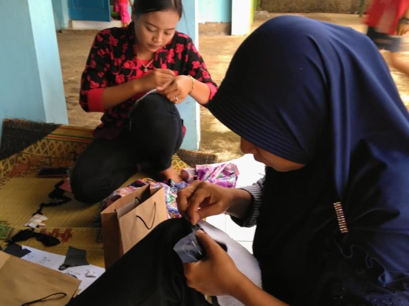 <p style="text-align: center">Foto 3 von 6<br>… Innen wird unten zunächst eine Wasser abweisende Schicht eingenäht, die die Frauen aus Stücken von gebrauchten Regenmänteln zurecht schneiden. © Biyung/NBB</p>