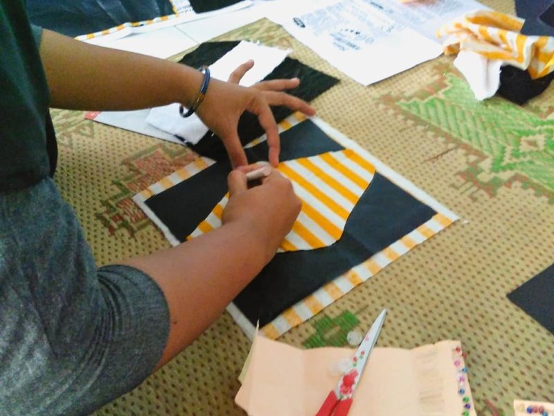 <p style="text-align: center">Foto 1 von 6<br>Do-it-yourself: Frauen nähen waschbare Monatsbinden. Die äußere, untere Schicht besteht aus buntem Batik-Stoff aus Baumwolle … © Biyung/NBB</p>