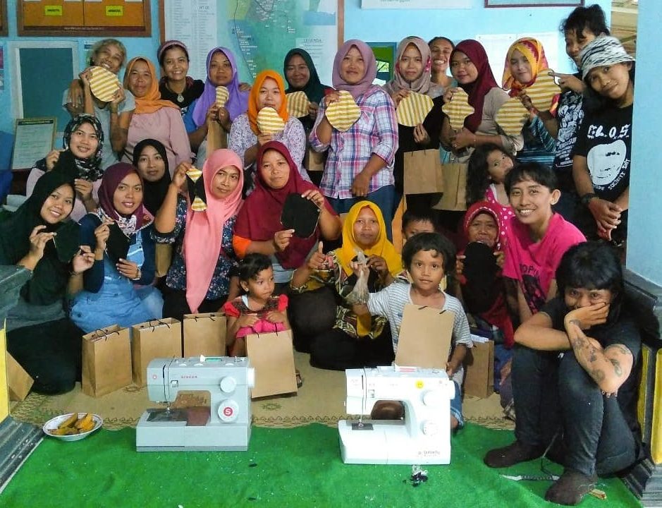 Teilnehmer*innen eines Workshops zum Nähen von waschbaren Monatsbinden © Biyung/NBB