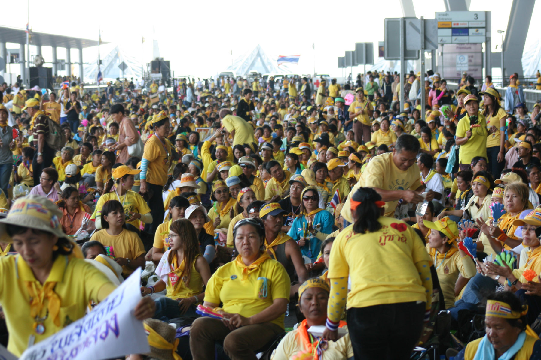 Die Gelbhemden der PAD besetzen 2008 Bangkoks internationalen Flughafen © Holger Grafen