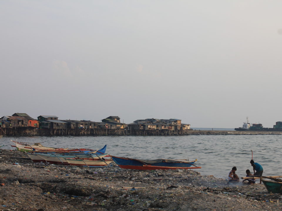 Die Community Baseco Compound liegt direkt an der Bucht von Manila © Mirjam Overhoff