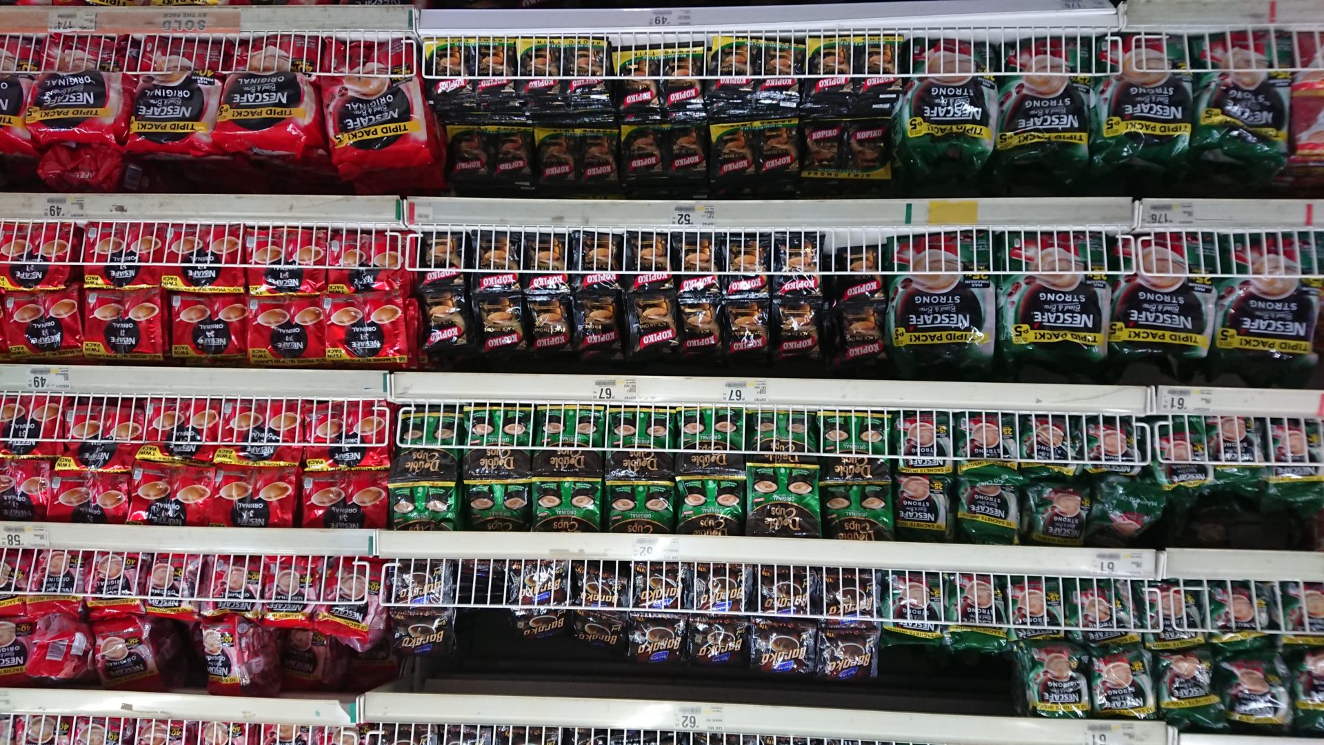 Kaffee-Sachets in philippinischem Supermarkt © Mirjam Overhoff