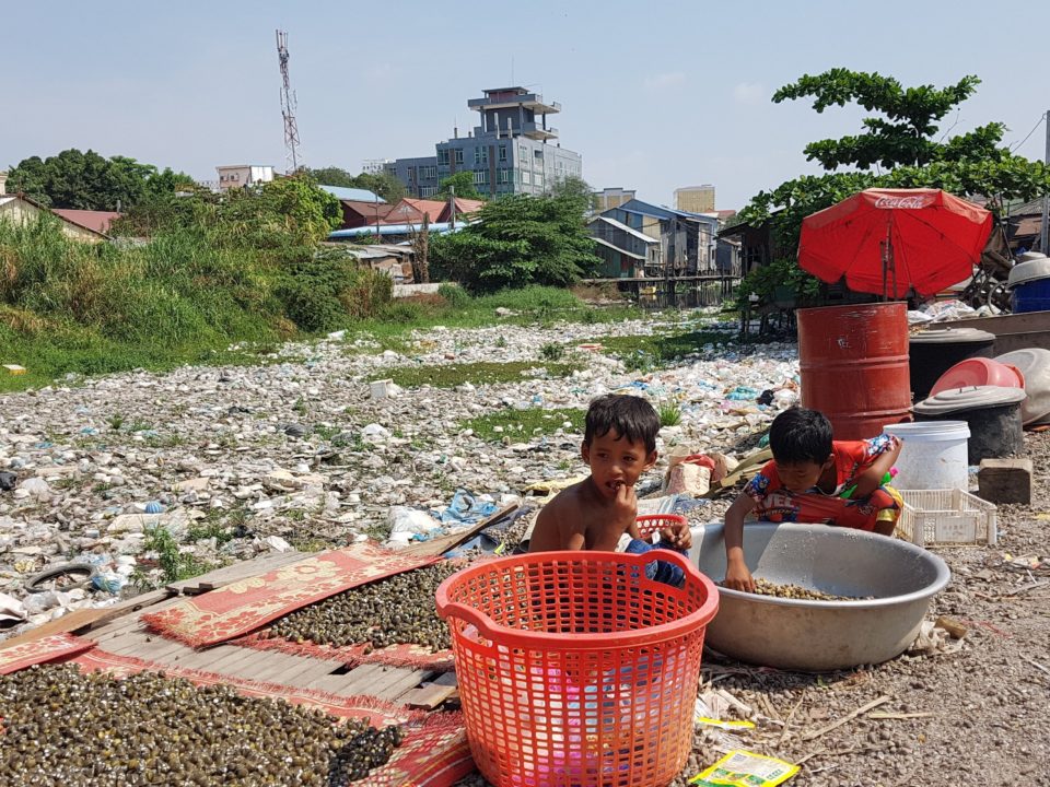 Plastikmüll ist in den Straßen der ärmeren Gegenden der Hauptstadt Phnom Penh ein ständiger Begleiter der Menschen © STT