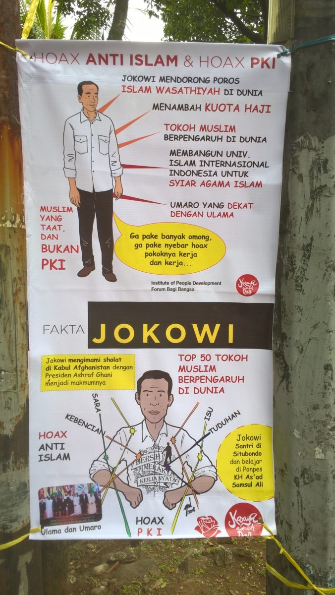 Fake News und Verleumdungen waren im Wahlkampf zwar in aller Munde, aber auf den Wahlplakaten nur selten ein explizites Thema. Eine Ausnahme ist dieses Poster, auf dem Jokowi-Anhänger*innen die Anschuldigungen gegen ihn entkräften wollen: Jokowi wird als frommer Muslim (Muslim taat) dargestellt – in Abgrenzung zu den Anschuldigungen, er sei Mitglied der verbotenen kommunistischen Partei (bukan PKI). Jokowi erscheint auf dem Plakat als ‚Saubermann’, von dem alle Verleumdungen abprallen. © Timo Duile