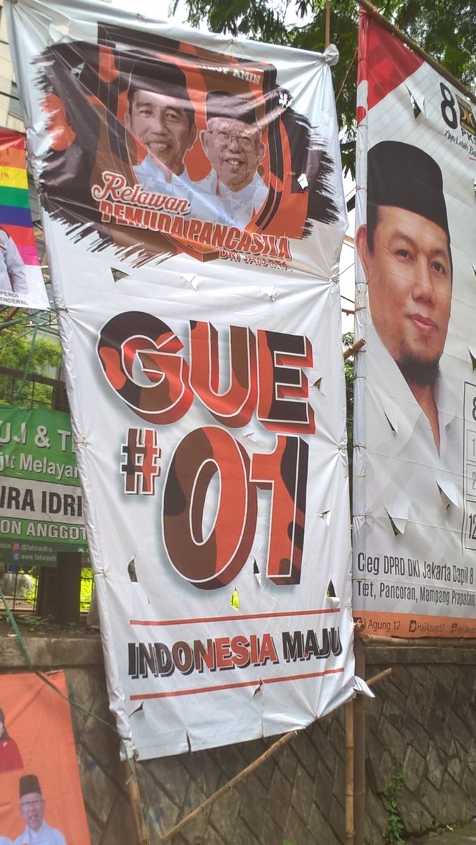 Insgesamt ging es beiden Kandidaten darum, Unterstützung aus möglichst vielen gesellschaftlichen Gruppen zu bekommen. Auch die Unterstützung fragwürdiger Organisationen war willkommen. Dieses spanduk zeigt eine Wahlempfehlung der Pemuda Pancasila in Jakarta für Jokowi: „Ich bin Nr. 01“ (Gue #01) heißt es dort von einer Organisation, die im Namen der Nationalideologie Pancasila Anti-Linke Propaganda betreibt und in organisierte Kriminalität verwickelt ist © Timo Duile