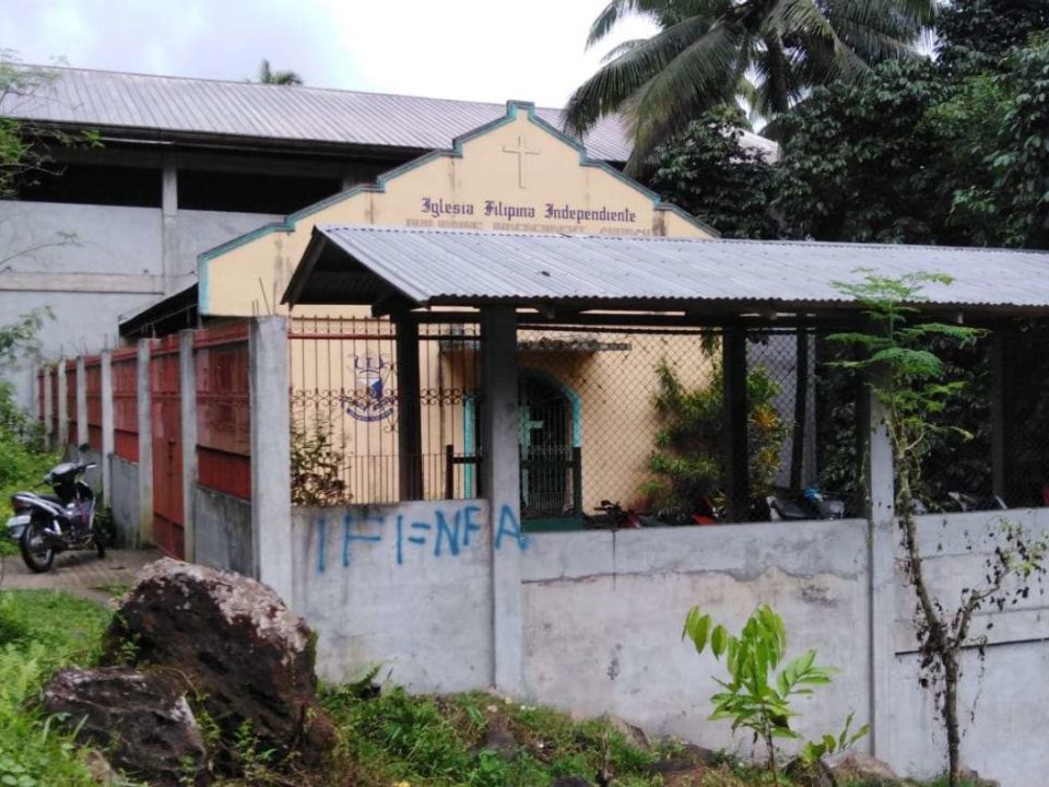 Redtagging gegen die IFI, gesprayt gegen die Kirchenmauern in Lakewood, Zamboanga del Sur, September 2018 © IFI Pagadian