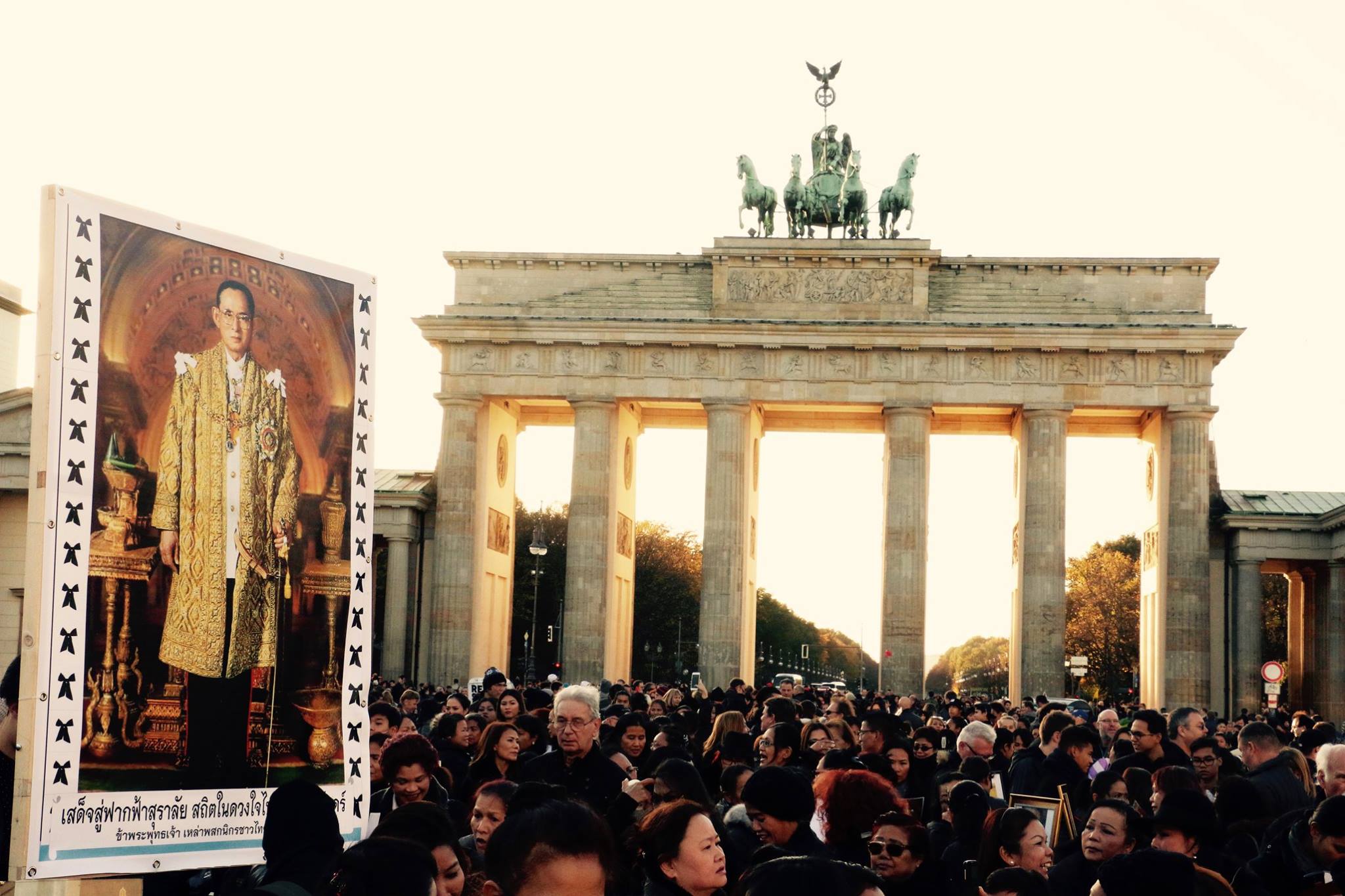 Trauerzeremonie am Brandenburger Tor in Berlin am 30. Oktober 2016 © Sorayut Aiemueayut