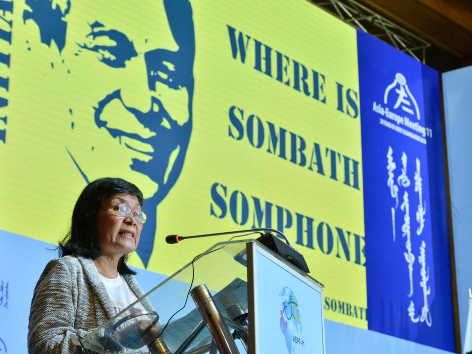 Evelyn Balais-Serrano (Forum Asia) verliest eine Botschaft von Sombath Somphones Frau Shui-Meng Ng an die Teilenehmer*innen des 11. Asia-Europe People's Forum 2016 in Ulan Batar. Wenige Wochen nach dem Asia Europe People’s Forum 2012 in Vientiane, der Hauptstadt von Laos, wurde Sombath Somphone, einer der lokalen Organisatoren, Opfer von gewaltsamen Verschwindenlassens. © Stiftung Asienhaus