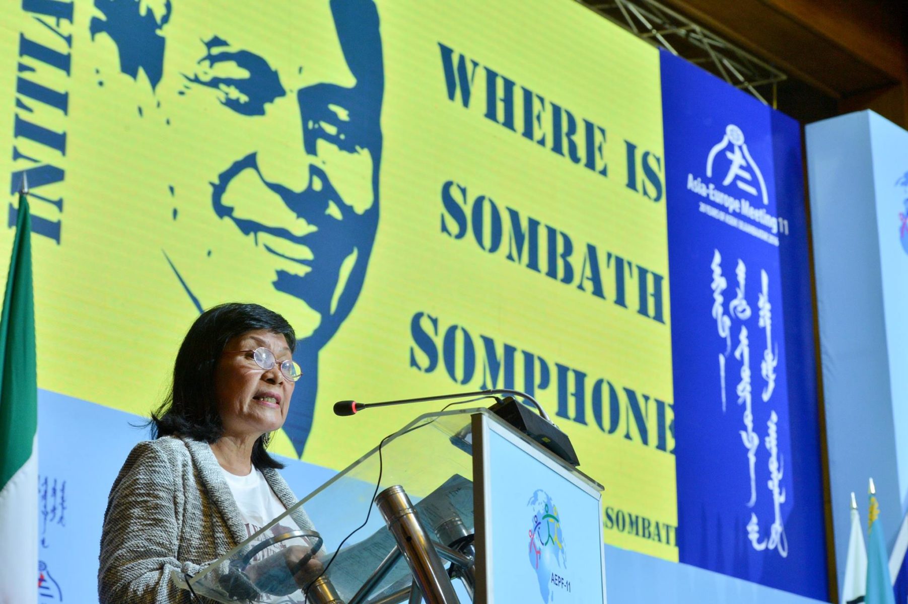 Evelyn Balais-Serrano (Forum Asia) verliest eine Botschaft von Sombath Somphones Frau Shui-Meng Ng an die Teilenehmer*innen des 11. Asia-Europe People's Forum 2016 in Ulan Batar. Wenige Wochen nach dem Asia Europe People’s Forum 2012 in Vientiane, der Hauptstadt von Laos, wurde Sombath Somphone, einer der lokalen Organisatoren, Opfer von gewaltsamen Verschwindenlassens. © Stiftung Asienhaus
