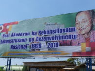 Aus der Asche in die nationale versöhnung, den Wiederaufbau und die Entwicklung 1999 – 2019 © Monika Schlicher