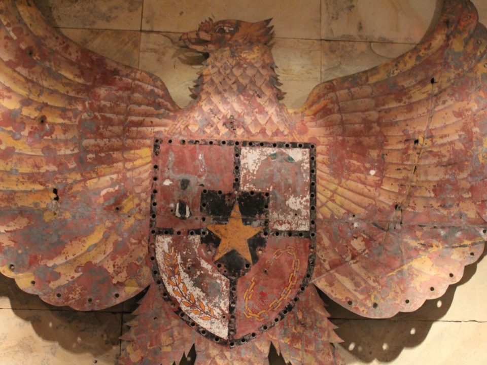 Garuda an einer Pancasila-Gedenkwand in einem Hotel in Malang (Ostjava), in dem einst Staatsgründer Sukarno übernachtete © Ingo Wandelt