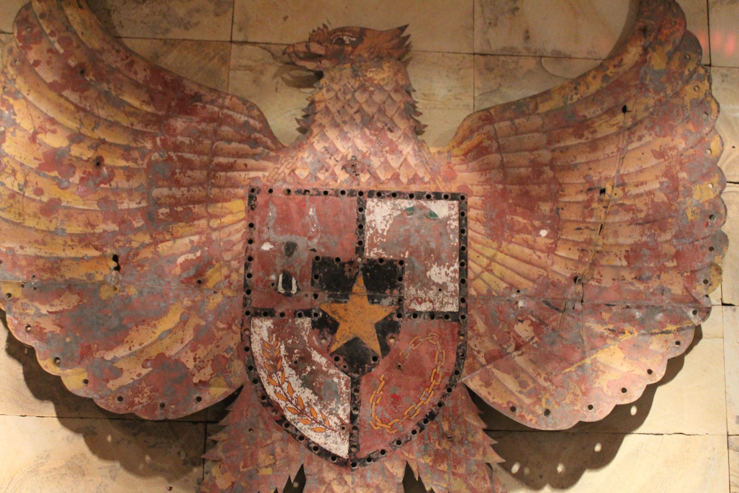 Garuda an einer Pancasila-Gedenkwand in einem Hotel in Malang (Ostjava), in dem einst Staatsgründer Sukarno übernachtete © Ingo Wandelt