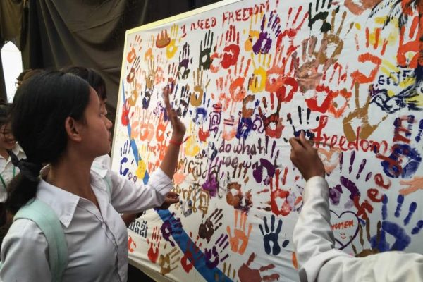 … auf dem „Gemeinsam für die Gleichstellung der Geschlechter“ steht, um ihr Engagement zu bestätigen. © Kdei Karuna