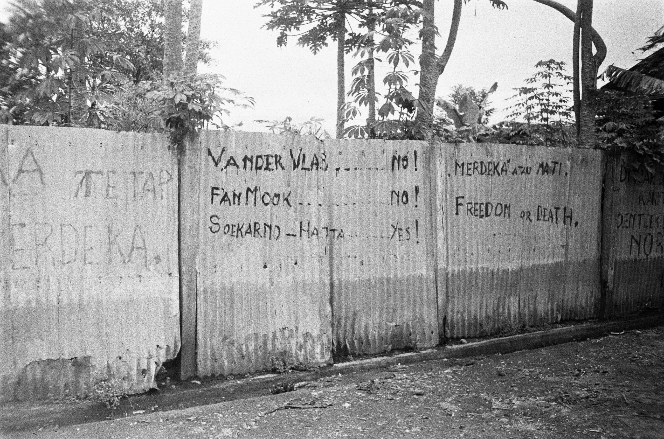 Unbekannt.Indonesien.Slogans an der Wand von 1949_Titelbild.001